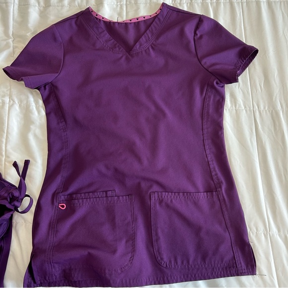 Heart soul scrub top and jogger set PETITE - Picture 4 of 7